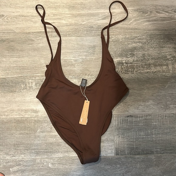 BNWT! SKIMS Recycled Swim Cut Out Open Bust One Piece Size S in Color Cocoa - Picture 5 of 8